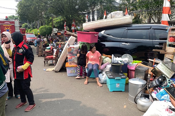 Warga Simprug Golf 2 Mengungsi ke Pinggir Jalan Imbas Kebakaran