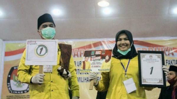 Wakil Bupati Madina Atika Pasangan HM Jakfar Sukhairi-Atika Azmi saat mengambil nomor urut pada Pilkada Madina. (Foto: Dok.iNews.id)