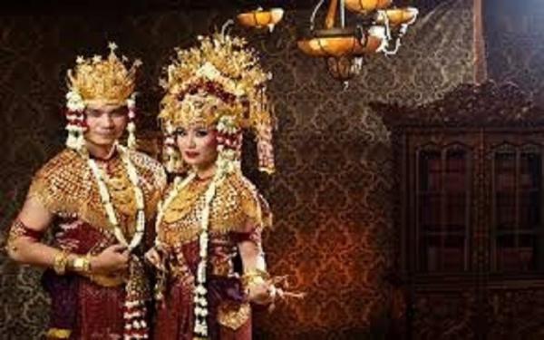 Pakaian adat Suku Palembang berupa Aesan Gede. (Foto: haloedukasi)