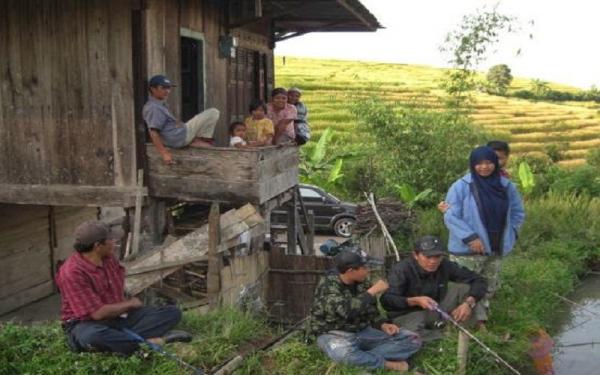 Suku Semendo yang sebagian besar petani dan pekebun. (Foto: ainisaid.blogspot)