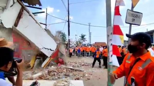PT KAI Bongkar Rumah-Tempat Usaha di Astanajapura Cirebon, Penghuni Pasrah