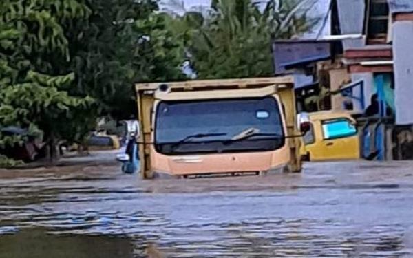 Truk terendam banjir di Kota Sorong (Foto: Istimewa)