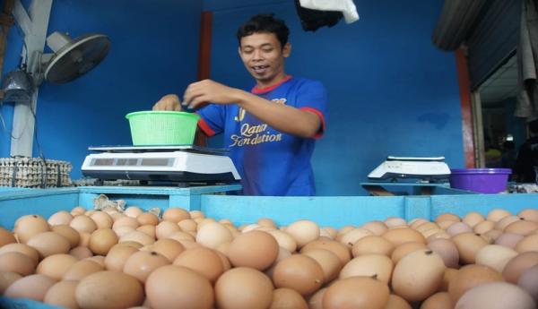 Harga Telur Ayam Melonjak Tajam, Pedagang di Karawang Salahkan Pemerintah