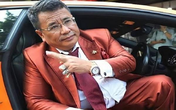 Hotman Paris Artis Dermawan Beri Hadiah Mobil untuk Karyawan dan Temannya. (Foto: instagram)