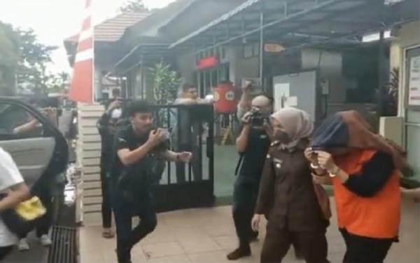 Kasir pegadaian di Pontianak inisial DT saat digiring ke Lapas Perempuan Pontianak. (Foto: Kejari Pontianak)