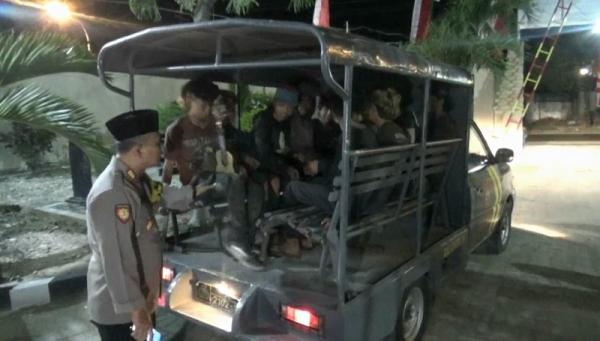 Sebanyak 15 anak punk diamankan polisi karena terlibat tawuran. (Pipiet Wibawanto).