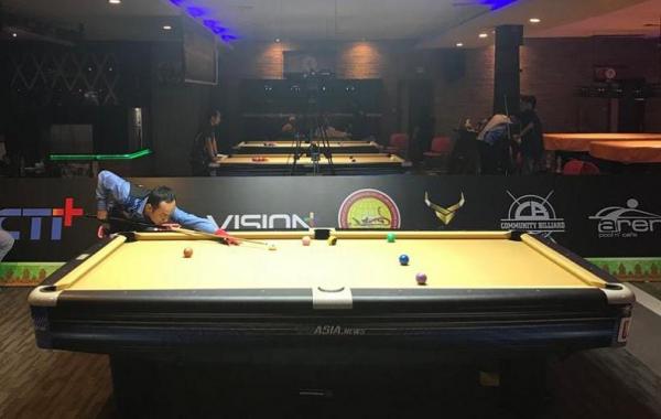 Pebiliar veteran asal Jawa Barat, Roy Apancho menang atas Abdul Kholik pada babak 16 besar Seri III POBSI Pool Circuit Pekanbaru 2022. Perebutan ranking 1 nasional POBSI pun memanas. (Foto: Tim MPI)