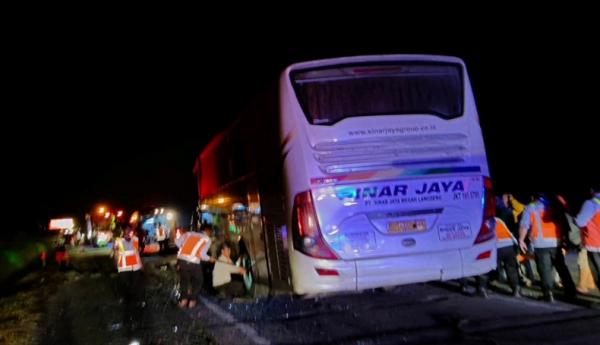 Bus Sinar Jaya Hantam Belakang Truk di Tol Cipali, Sopir Tewas Mengenaskan