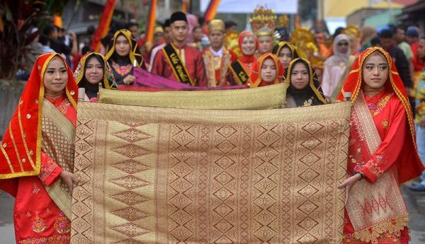 Kain Tenun Khas Indonesia dari Berbagai Daerah, Kain Songket Minangkabau (Foto: Antara)