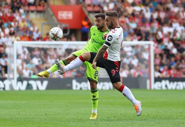 Bruno Fernandes Adam Armstrong Playmaker Manchester United, Bruno Fernandes berebut bola dengan pemain Southampton Adam Armstrong pada laga Liga Inggris 2022/2023 di Stadion St Mary, Sabtu (27/8/2022). (Foto: REUTERS)