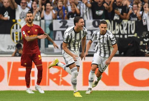 Dusan Vlahovic Juventus AS Roma De Sciglio Striker Juventus, Dusan Vlahovic merayakan gol ke gawang AS Roma bersama Mattia De Sciglio pada laga Liga Italia 2022/2023 di Stadion Allianz, Turin, Sabtu (27/8/2022). (Foto: REUTERS)