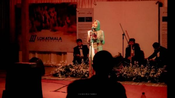 Wina Rezky Agustina, membawakan tembang Lokat Mala di sela-sela pidatonya, sambil diiringi musik kecapi khas Cianjuran. (FOTO: ISTIMEWA)