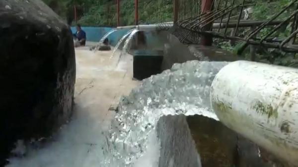 Air Sendang Geulis Kahuripan sebening krital alami dari pegunungan, tanpa zat kimia penjernih. (FOTO: iNews/YUWONO WAHYU)