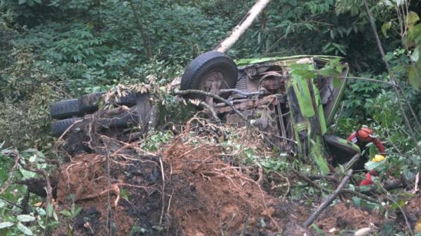 Truk jatuh ke jurang Truk di Padang, Sumbar, terjun ke jurang sedalam 100 meter. Sopirnya hilang (Rus Akbar/MNC Portal))
