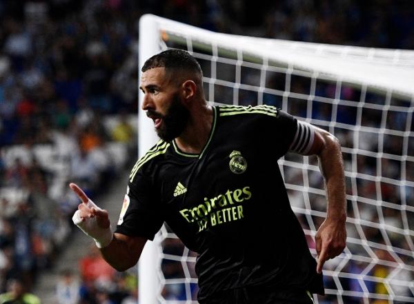 Karim Benzema Striker Real Madrid, Karim Benzema merayakan gol telatnya ke gawang Espanyol dalam laga Liga Spanyol 2022/2023 di Stadion RCDE, Senin (29/8/2022). (Foto: REUTERS)