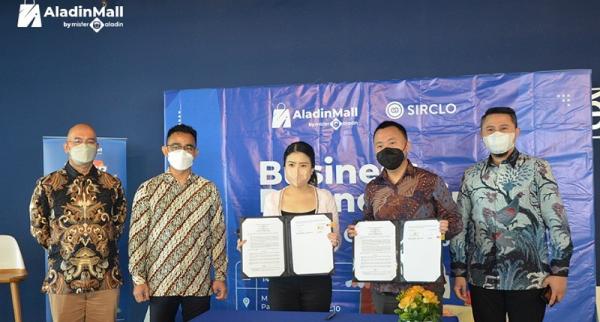 Penandatanganan MoU yang dihadiri oleh Manajemen AladinMall, Manajemen SIRCLO, dan Perwakilan Brand. Dari kiri (Bapak Bambang Triharto, COO AladinMall, Bapak Hendra Hermansyah, CFO AladinTravel, Ibu Valencia H.Tanoesoedibjo, Vice CEO MNC e-Commerce, Bapak Brian Marshal, Founder & CEO Sirclo Group, Bapak Danang Cahyono, CEO of Sirclo Enterprise Solutions) Dokumentasi: Aladinmall 
