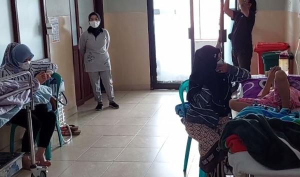 Sejumlah pasien anak terpaksa dirawat di lorong-lorong RSUD Abdul Rivai Berau, Selasa (30/8/2022). (Foto: iNews TV/Zuhri)