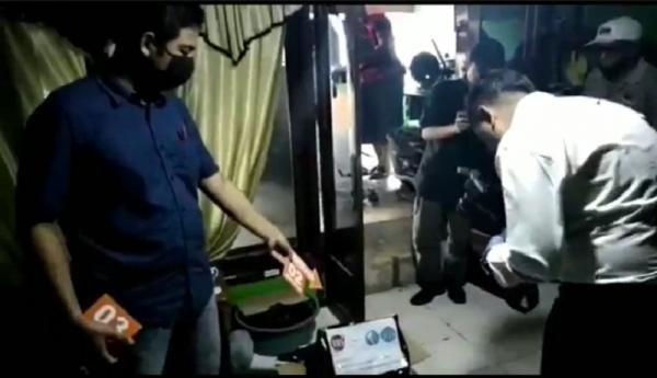 Wartawan Paket Misterius Polisi melakukan olah TKP dan memeriksa paket makanan misterius di rumah korban. (Foto: iNews.id/Jaka Samudra).