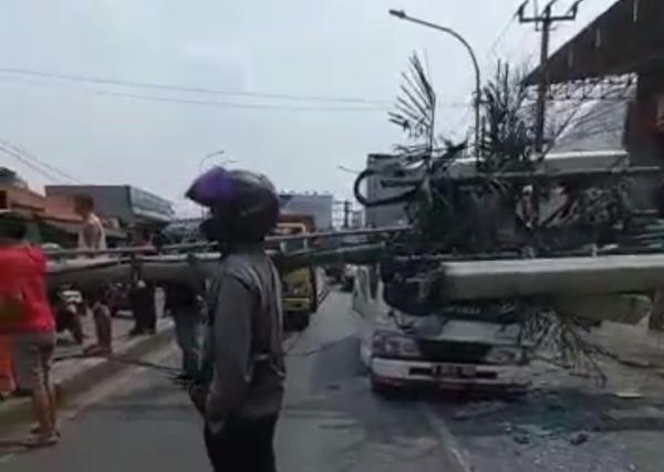 Truk tabrak tiang di Bekasi (Foto : Ist)