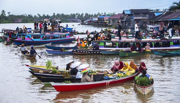 Pasar Apung di Banjarmasin, kalsel. Fo.to.:. ..ist.)