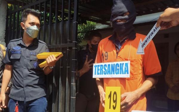 Rekonstruksi pembunuhan guru TK di lokasi kejadian, rumah korban berinisial H di Gunungsari, Lombok Barat, NTB, Selasa (30/8/2022). (Foto: Antara/Dhimas B.P.)