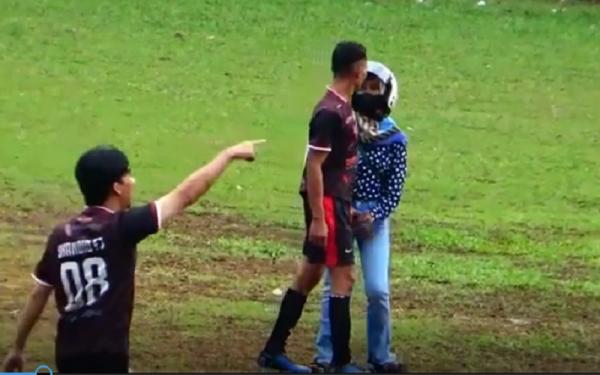 Viral Pemain Bola Dijemput Paksa Istri di Lapangan saat Asyik Tanding Antardesa