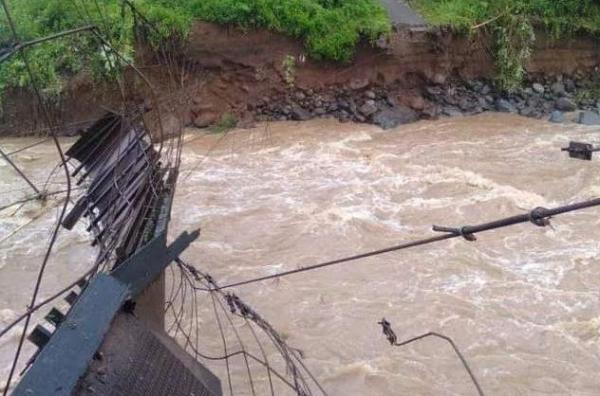 Jembatan gantung di Bengkulu ambruk diterjang banjir. (Foto: MPI/Demon Fajri)