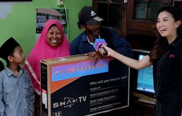 Tim GTV menyerahkan hadiah tv gratis kepada warga di Gresik. (Foto: Agus Ismanto)