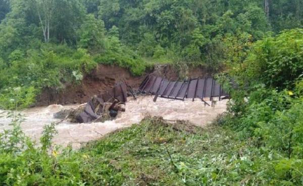 Jembatan Gantung Ambrol saat Dilintasi, Pasutri dan Pelajar SMK Terjun ke Sungai