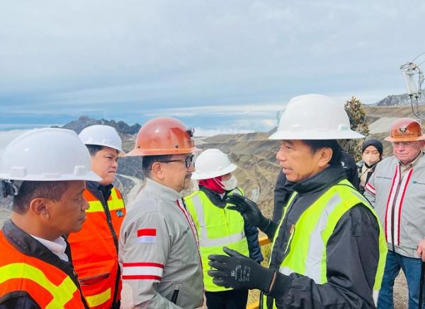 Presiden Jokowi dan rombongan saat meninjau Tambang Grasberg milik PT Freeport Indonesia. (Foto: Sekretariat Presiden)
