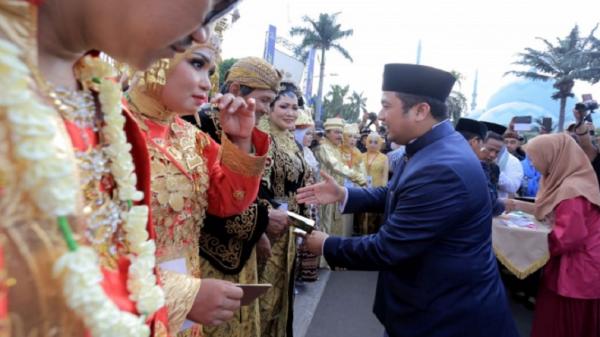 Nikah massal dengan pelaminan terbanyak yang digelar oleh Pemkot Tangerang memecahkan rekor MURI. (Foto: kotatangerang.go.id).