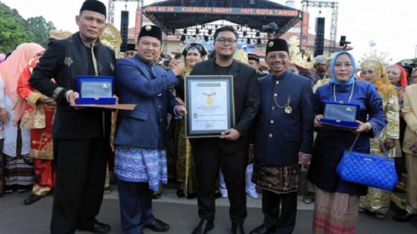 Nikah massal dengan pelaminan terbanyak yang digelar oleh Pemkot Tangerang memecahkan rekor MURI. (Foto: kotatangerang.go.id).