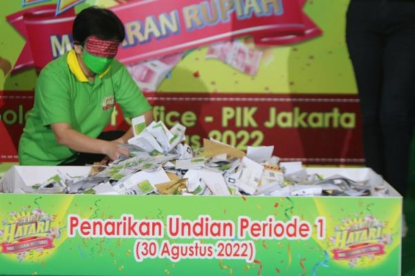 Wakil Direktur Commercial ASW Foods Sarinam Wakil Direktur Commercial ASW Foods Sarinam mengambil kupon terpilih. (Foto: MPI/Sutikno)