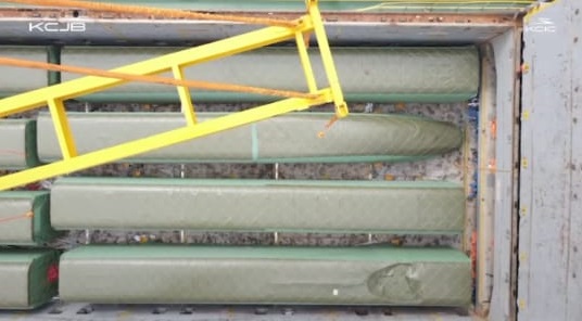 Rangkaian Kereta Cepat Jakarta-Bandung yang terlihat utuh saat pembukaan palka kapal kargo yang membawanya dari China ke Pelabuhan Tanjung Priok. (Foto: tangkapan layar)