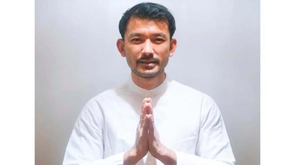 Artis tampan keturunan Tionghoa beragama Islam, Rio Dewanto