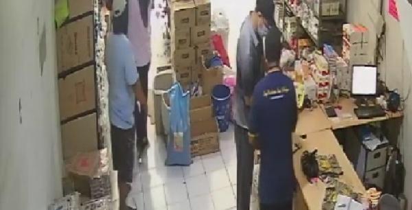 Terekam Cctv Aksi Pasangan Bule Curi Rp5 Juta Di Tangerang