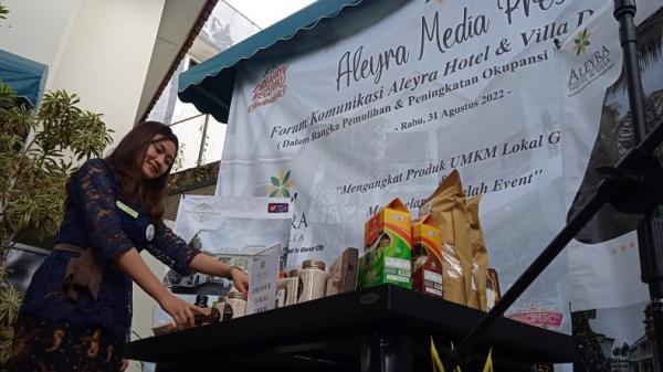 HOTEL GARUT2 Camilan khas Garut, produk UMKM, disuguhkan untuk para tamu. (FOTO: FANI FERDIANSYAH)