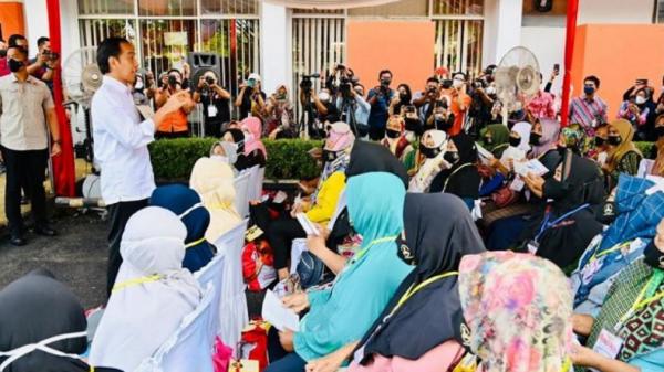 Momen Jokowi Pantau Langsung Pembagian BLT BBM di Lampung, Emak-Emak Antusias