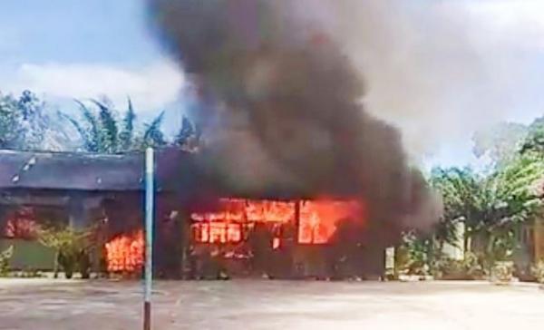 Kobaran api membakar ruang kelas SDN 06 Rambah, Rokan Hulu. (Foto: MPI/Banda Haruddin Tanjung)