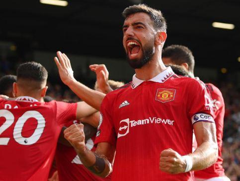 Gelandang serang Man United, Bruno Fernandes meluapkan emosi rasa gembiranya usai timnya mengalahkan Arsenal 3-1 pada laga Liga Inggris 2022/2023 di Stadion Old Trafford, Minggu (4/9/2022). (Foto: Instagram/@brunofernandes8)