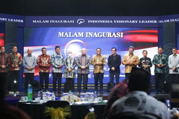 Foto bersama kepala daerah penerima penghargaan IVL 2022 dengan jajaran Menteri dan Ketua DPD RI. (Foto: dok MNC Portal Indonesia)