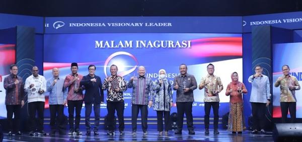 Foto kepala daerah dan Menteri IVL 2022 2 Foto bersama kepala daerah penerima penghargaan IVL 2022 dengan jajaran Menteri dan Ketua DPD RI. (Foto: dok MNC Portal Indonesia)