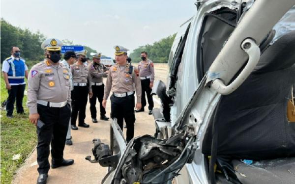 Kecelakaan maut menewaskan 7 orang di Tol Batang-Semarang, Jawa Tengah, Senin (5/9/2022). (Foto: Ist)
