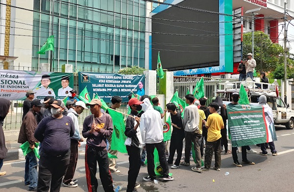 Situasi Kantor DPP PPP digeruduk pendukung Suharso Situasi Kantor DPP PPP di Jakarta Pusat digeruduk pendukung Suharso, Senin (5/9/2022)