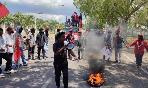 Massa membakar ban di jalan depan Kantor DPRD Sikka saat demo menolak kenaikan harga BBM, Selasa (6/9/2022). (Foto: iNews TV/Joni nura)