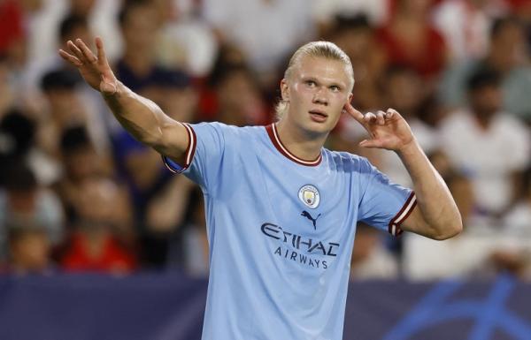 Erling Haaland Striker Manchester City, Erling Haaland berpose usai merayakan gol ke gawang Sevilla pada laga Liga Champions 2022/2023 di Stadion Ramon Sanchez Pizjuan, Sevilla, Rabu (7/9/2022). (Foto: REUTERS)