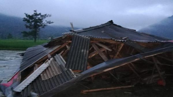 Rumah warga Desa Caringin, Kecamatan Gegerbitung, Sukabumi, rusak diterjang angin puting beliung. (FOTO: ISTIMEWA)