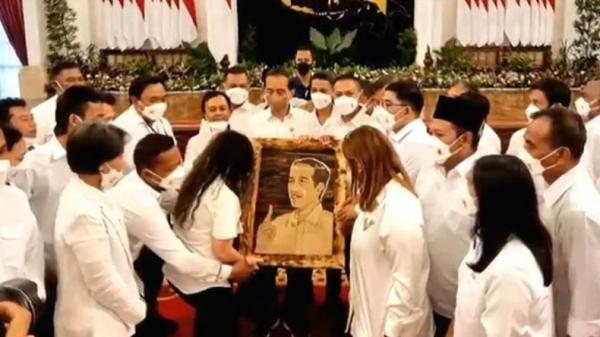 sketsa jokowi pelepah pisang Karya seni sketsa wajah Presiden Jokowi dari pelepah pisang saat sampai ke istana negara. Foto: Ist.