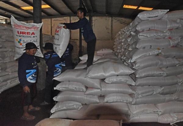 Petugas menangkut pupuk subsidi yang diproduksi PT Pupuk Indonesia. (Foto: Istimewa)