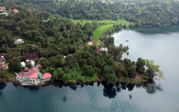Danau Sikarang juga termasuk dalam terdalam di Indonesia. (Foto: wisata.news)